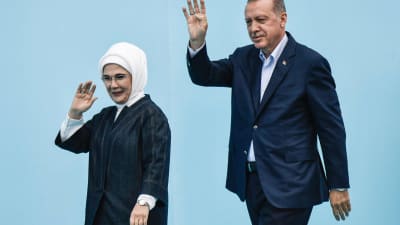Recep Tayyip Erdogan och hans hustru Emine. Valkampanj 17.6.2018 i Istanbul.