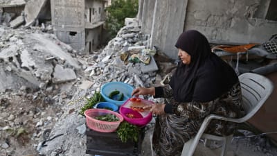 Kvinna i den kurdiska staden Afrin i Syrien 26.5.2018 efter den turkiska offensiven.