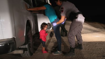 Ett två år gammalt barn till honduranska asylsökare grät medan hennes mamma greps i Texas, i närheten av den mexikanska gränsen den 12 juni 2018.
