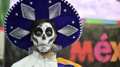 person i mexiko iklädd ansiktsmask