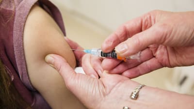 HPV-vaccin ges till alla lågstadieflickor i Finland. 