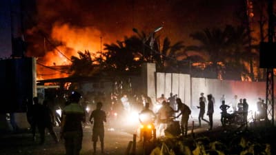 Irakiska demonstranter utanf ör det brinnande iranska konsulatet i Basra
