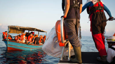 Migranter får hjälp på Medelhavet