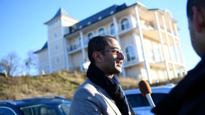 Saelem Mohammed Noman Al-Mughalles, medlem av huthirebellernas delegation, gav en intervju utanför Johannesbergs slott på onsdagen 5.12.
