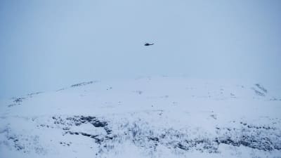 En militärhelikopter flyger över Blåbärfjellet. 
