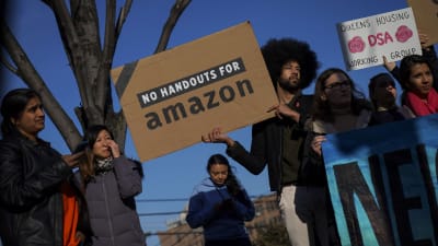 Aktivister och lokalinvånare demonstrerar mot Amazons plan att bygga sitt huvudkontor i Queens