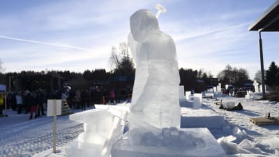 Isskulpturen Smeden, det vinnande bidraget i isskulpturs-FM 2019. Veijo Oinonen har gjort skulpturen.