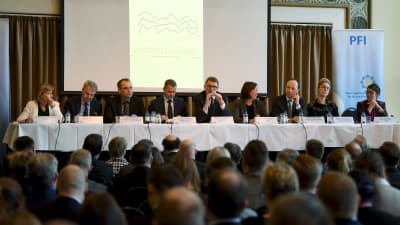 Partidebatt om försvarslinjer i Finland 