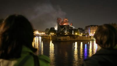 Notre-Dame brinner.