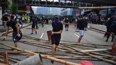 Demonstranter blockerar väg i Hongkong.