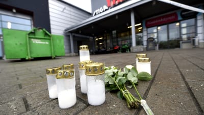 Ljus och blommor utanför köpcentret Herman i Kuopio.