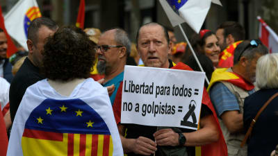 Demonstrant i Barcelona 12.10.2019. "Frihet för alla = nej till kuppmakare"