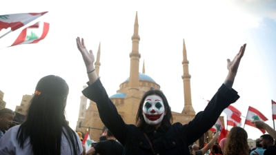 En av demonstranterna i centrala Beirut på lördagen hade sminkat sig som karaktären Joker.