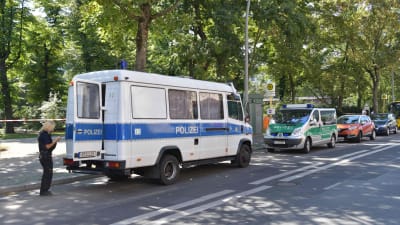 Polisbilar parkerade nära parken Kleiner Tiergarten den 23 augusti 2019 då en man mördades i parken 