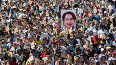 Demonstration 10.12.2019 i Rangoon, Myanmar till stöd för landets ledare Aung San Suu Kyi 