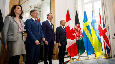 Utrikesministrar från Sverige, Ukraina, Storbritannien och Kanada står på rad vid flaggor.