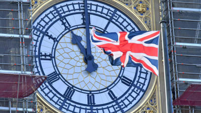 Big Ben och brittiska flaggan. Klockans visare pekar på elva.  