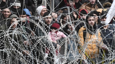 Foto taget från den grekiska sidan nära Kastanies 1.3.2020.  Migranter som väntar på den turkiska sidan
