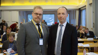 Perussuomalaisten nuorten toinen varapuheenjohtaja Toni Jalonen (vas.) ja perussuomalaisten puheenjohtaja Jussi Halla-aho perussuomalaisten nuorten syyskokouksessa Riihimäellä 9. marraskuuta 2019. 