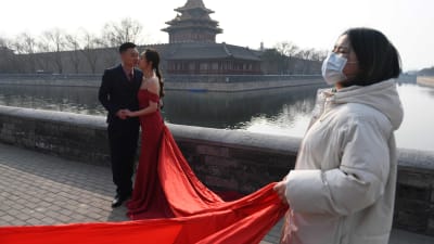 Det går bra att gifta sig också under coronakrisen. Peking 28.2.2020.