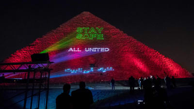 På måndag kväll lystes Cheopspyramiden i utkanterna av Kairo upp med ett budskap till alla om att hålla sig hemma och i säkerhet under coronautbrottet.