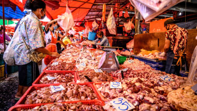 Marknaden Khlong Toei i Bangkok 14.4.2020 