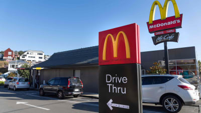 Kunder köar till en McDonalds-Drive in-restaurang under den första dagen efter att Nya Zeeland lättar på sina stränga restriktioner som varit kraft i fem veckor. Wellington 28.4.2020
