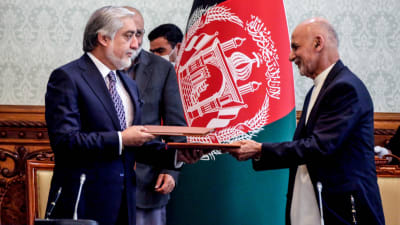 Ashraf Ghani och  Abdullah Abdullah ingår maktfördelningsavtal 17.5.2020
