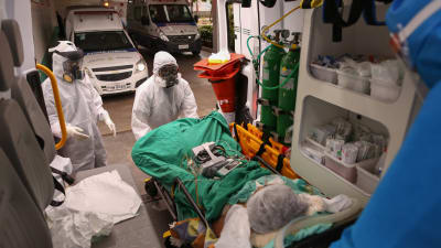 En coronaviruspatient förs in i en ambulans i Sao Paul i Brasilien.