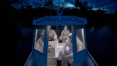 Hälsovårdare från staden Melgaco på ambulansbåt i närheten av ön  Marajo i Brasilien 9.6.2020 
