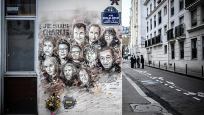 Poliser utanför Charlie Hebdos redaktion 7.1.2019 under en minnesceremoni 
