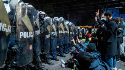 Demonstranter och kravallpolis i Warszawa 23.10.2020, utanför det hus där Jaroslaw Kaczynski, ledaren för regeringspartiet Lag och rättvisa (PIS) bor. Demonstration mot den nya abortlagen. 