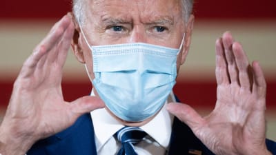 Joe Biden i munskydd.