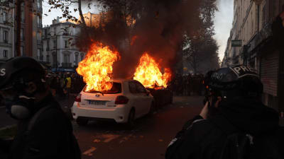 Bilar stacks i brand i Paris 28.11.2020
