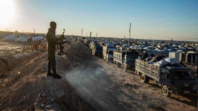 En vakt vakar över lägret al-Hol i nordöstra Syrien. Här förs syrier ut ur lägret. Lägerinvånarna består av misstänkta IS-krigares familjer. 24.11.2020 
