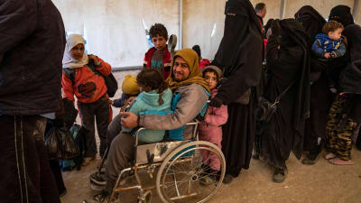 Syrier köar i väntan på att få lämna det överfyllda lägret al-Hol 24.11.2020