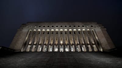 Riksdagshuset i Helsingfors fotograferat nerifrån i decembermörkret den 21 december 2020.