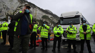 Poliser försöker hålla ordning i hamnen i Dover 23.12.2020