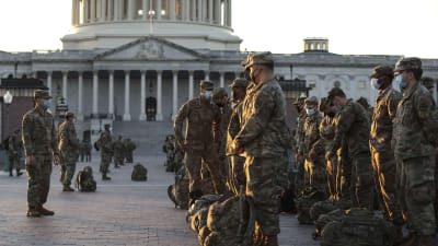 Sokldater ur nationalgardet utanför Capitoleum i Washington DC