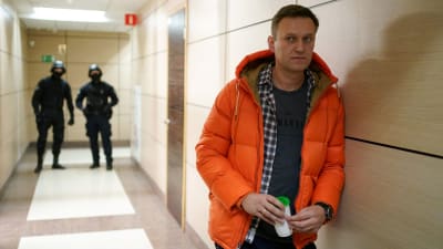  Aleksej Navalnyj med säkerhetspersonal i bakgrunden. December 2019.