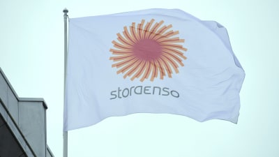 Stora Ensos flagga vid huvudkontoret i Helsingfors.