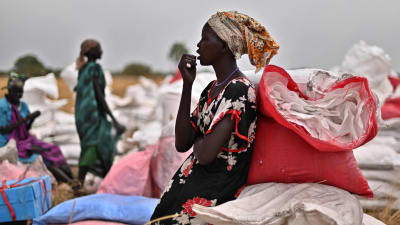 Kvinnor i Ayod, Sydsudan tar emot WFP:s livsmedelshjälp.