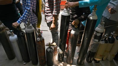 Människor köar för att få sina syrgasflaskor påfyllda i New Delhi 5.5.2021