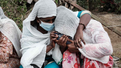 Kvinnor som sörjer offer i en attack mot Togoga, 20 km från Mekelle  23.6.2021