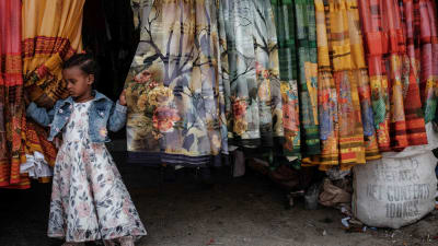 En flicka på en marknad som är öppen en gång per vecka i Mekele i den etiopiska regionen Tigray 21.6.2021.