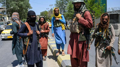 Talibaner håller vakt på en gata i Kabul 16.8.2021
