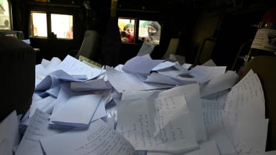 Högar av papper i en terrängbil utanför Kanadas och Storbritanniens ambassad i Kabul19.8.2021.Dokument över afghanska medborgare som vill lämna landet