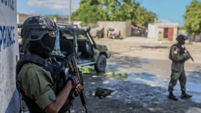 Haitiska soldater bevakade allmänna åklagarens kontor i huvudstaden Port-au-Prince den 6 oktober.
