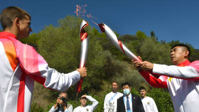 OS-elden tändes traditionsenligt i Olympia i Grekland.