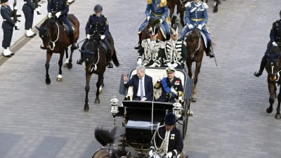 Sauli Niinistö och Carl XVI Gustaf åker i hästkärra i Stockholm.